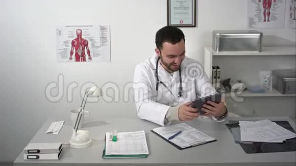 胡子医生在药片上玩视频的预览图
