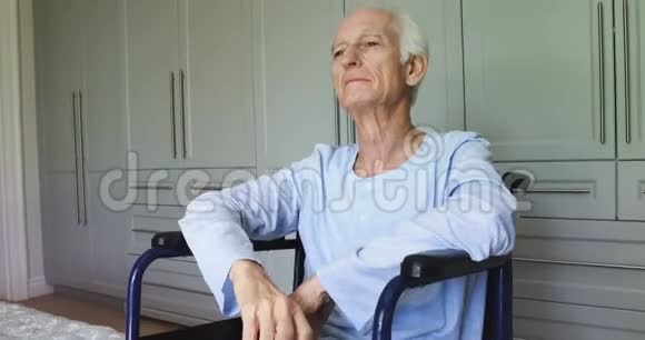 坐轮椅的老人在家里挥手视频的预览图