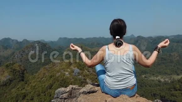 迷人的女人在山顶放松和冥想视频的预览图