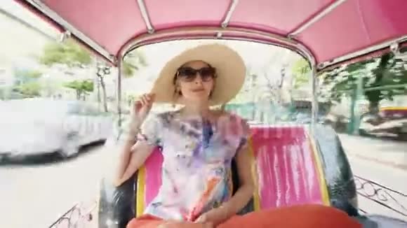 泰国曼谷的泰国传统公共汽车歌舞表演中戴帽子的年轻漂亮旅游妇女视频的预览图