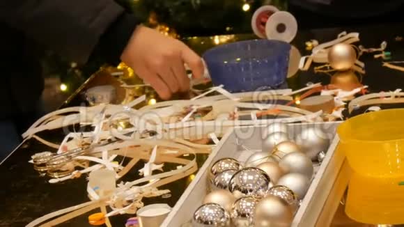 孩子们准备圣诞节和新年制作手工工艺品圣诞树玩具孩子们在购物中心玩得开心视频的预览图
