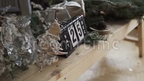 把相机放在桌上的日历上圣诞节那天的日历真漂亮视频的预览图