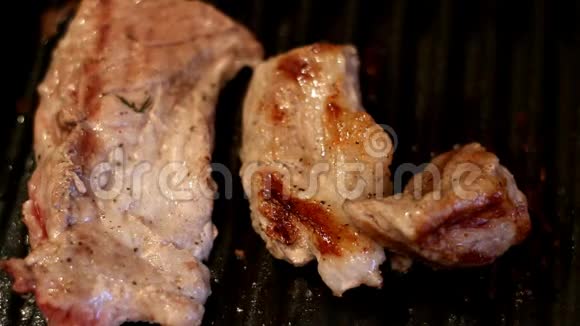 煎牛排烤架上的猪肉厨师烹饪新鲜的肉不健康的食物烧烤视频的预览图