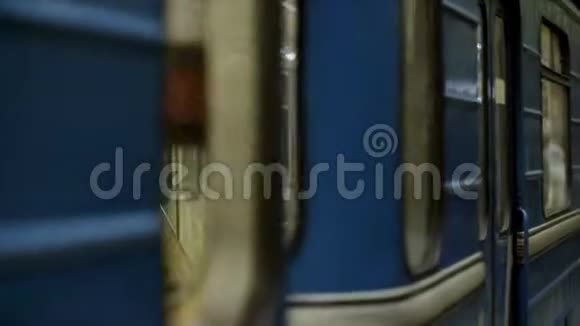 为地铁站地下车厢的窗户关上一辆空地铁列车的车窗视频的预览图