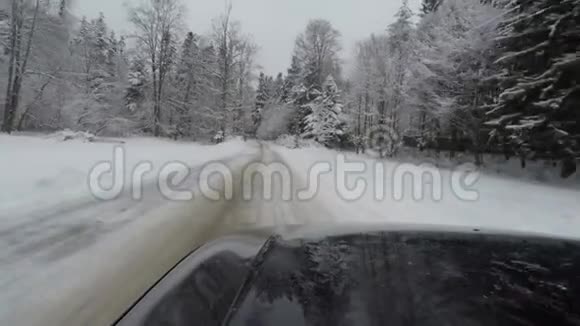 汽车沿着雪道行驶视频的预览图