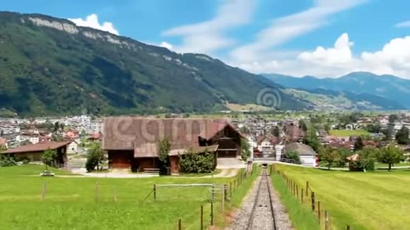 穿越瑞士美丽的草地和农场的足迹视频的预览图