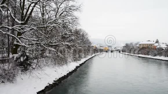 清晨在奥地利因斯布鲁克可以看到冬天的因斯布鲁克河视频的预览图