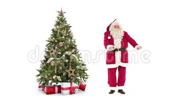 灯光装饰圣诞树礼品盒和圣诞老人快乐的舞蹈白色背景与文字空间放置视频的预览图