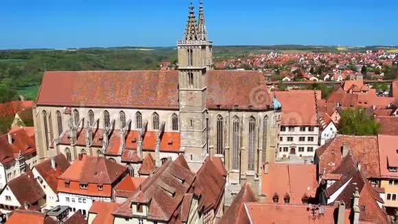 从高点拍摄红色屋顶的欧洲老城视频的预览图