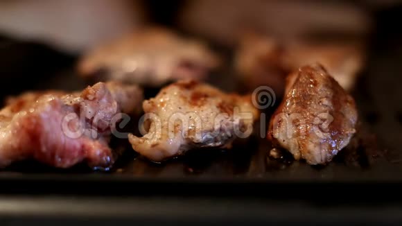 煎牛排烤架上的猪肉厨师烹饪新鲜的肉不健康的食物烧烤视频的预览图
