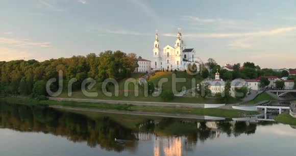 维捷布斯克白俄罗斯夏季傍晚在乌斯彭斯基山和德维纳河上的上城大教堂视频的预览图