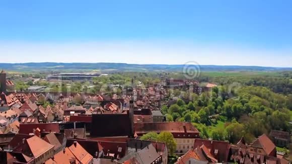 在阳光明媚的日子里带着瓷砖的红色屋顶的欧洲老城的足迹视频的预览图