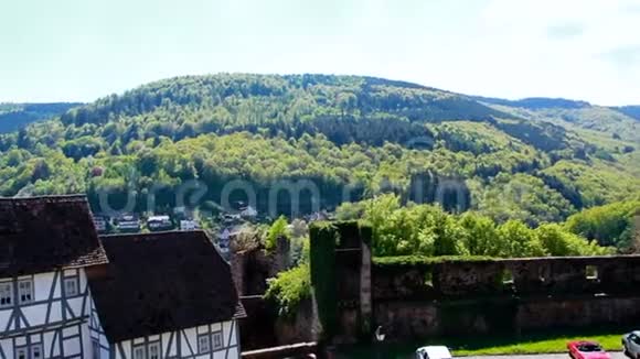 在阳光明媚的一天从顶部可以看到位于群山中的老欧洲城市视频的预览图
