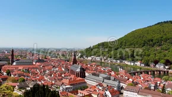 从顶部可以看到有红色屋顶和河流的老欧洲城市视频的预览图
