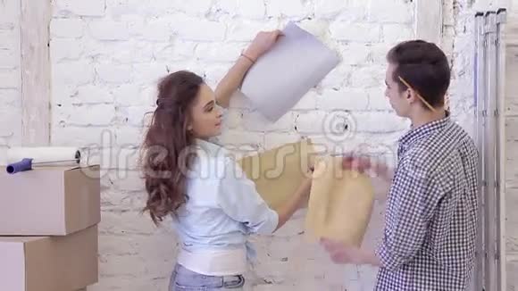 漂亮的一对夫妇为样品的墙壁选择壁纸视频的预览图
