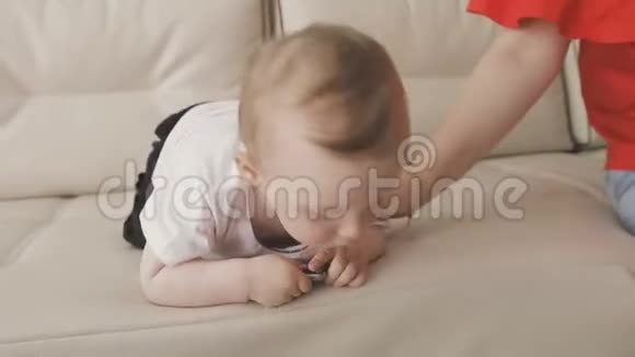 一个小孩子在玩智能手机家庭视频的预览图