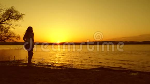 夕阳西下快乐的女孩在沙滩上翩翩起舞视频的预览图