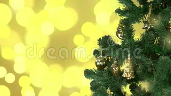 绿色的圣诞树在树枝上用金色装饰旋转闪烁的黄金背景抽象的圣诞背景视频的预览图