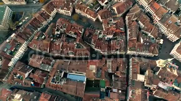 华丽的4k空中无人机景观大中世纪古城与古老的建筑河边视频的预览图