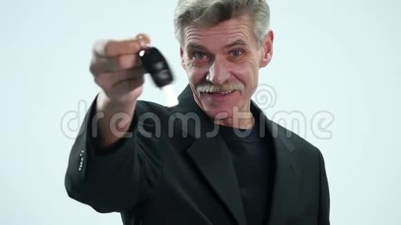 一位手持汽车钥匙的老人被隔离在白色视频的预览图