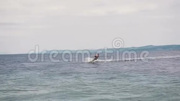 风筝冲浪者骑在亚得里亚海的波浪上克罗地亚视频的预览图