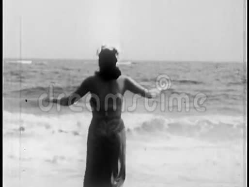 女性步入海洋的后景视频的预览图
