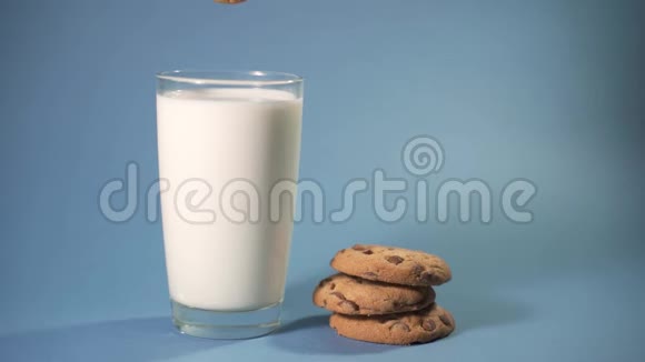 手把饼干放进牛奶里视频的预览图