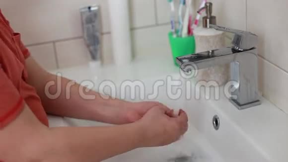 孩子在洗手视频的预览图