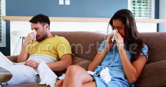一对夫妇在家客厅里用纸巾吹鼻子视频的预览图