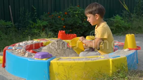 小男孩在沙箱里玩沙子视频的预览图