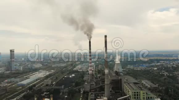 CHERKASYUKRAINE2018年9月12日大发电厂有管道的工厂将烟雾排入天空烟雾从视频的预览图