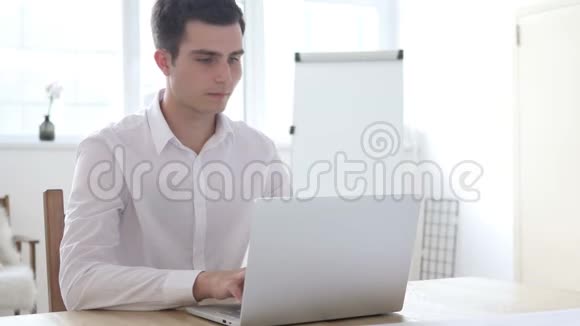 与工作中的笔记本电脑客户在线视频聊天视频的预览图