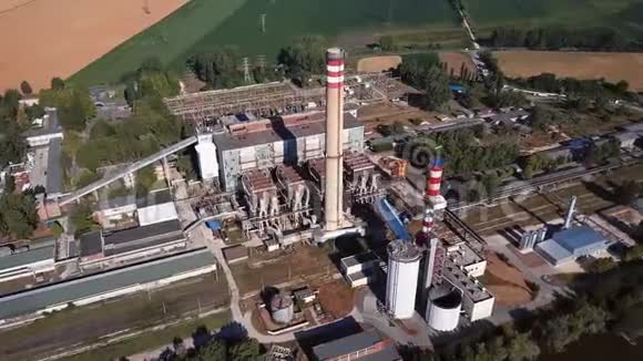 在湖边的发电厂上空飞行视频的预览图