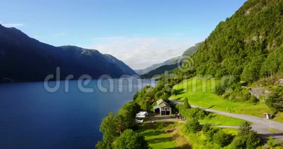 阳光明媚的日景和挪威空中无人驾驶飞机上的水视频的预览图