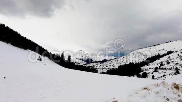 法国比利牛斯山脉全景背景为PicduMidideBigo视频的预览图