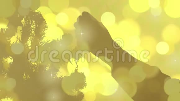 圣诞卡问候剪影背景曼斯手装饰圣诞树金色灯光背景黄色视频的预览图