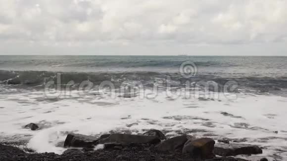 海浪随着声音撞击岩石视频的预览图
