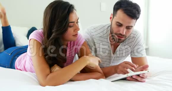 两人在卧室里用数码平板电脑互动视频的预览图