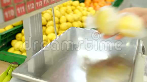 在杂货店秤着柠檬的女人视频的预览图