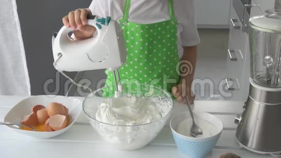 儿童混合奶油蛋糕的慢动作视频视频的预览图