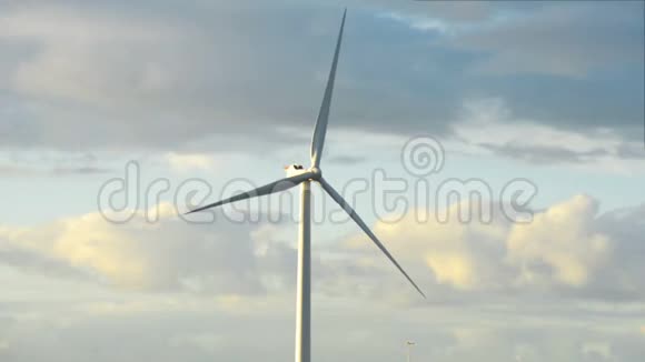 能源翼动力涡轮机在日落时旋转视频的预览图