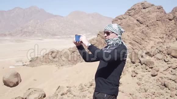 沙漠中的人为沙丘拍照视频的预览图