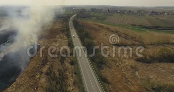 4K区非城市景观道路及田野的鸟瞰图视频的预览图