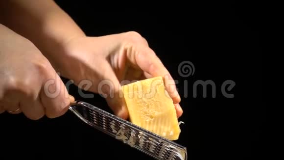 在意大利面上加入奶酪视频的预览图