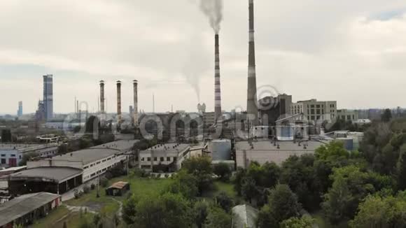 CHERKASYUKRAINE2018年9月12日大发电厂有管道的工厂将烟雾排入天空烟雾从视频的预览图
