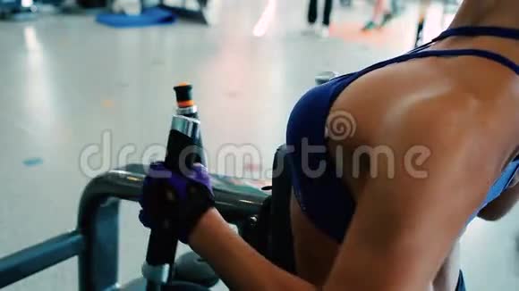 布鲁内特在健身房里近距离训练身体视频的预览图