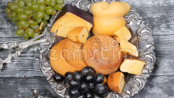 奢侈的食物概念提供奶酪餐厅食品艺术概念稀有的硬奶酪和葡萄枝视频的预览图