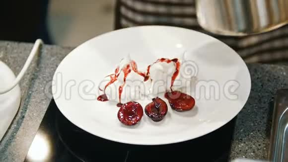 厨房里的女人为甜点加了水果糖果帕夫洛娃蛋糕关门了视频的预览图