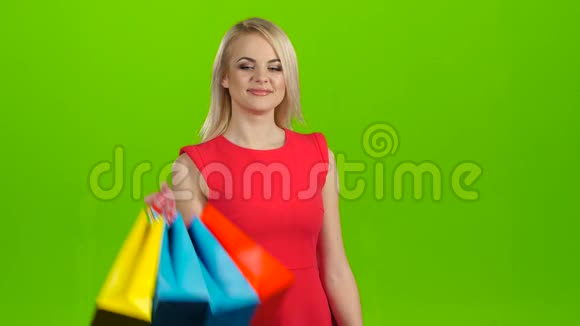 快乐的购物女人在手机上自拍绿色屏幕工作室视频的预览图