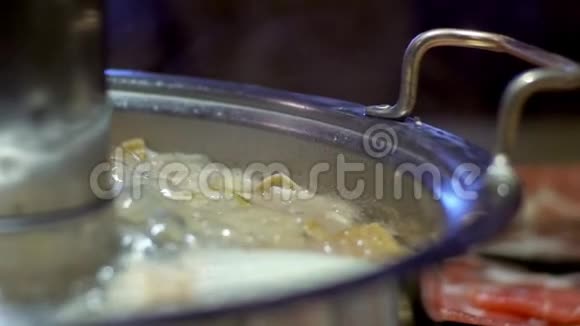 中国油炸圈铜火锅的慢动作肉片视频的预览图